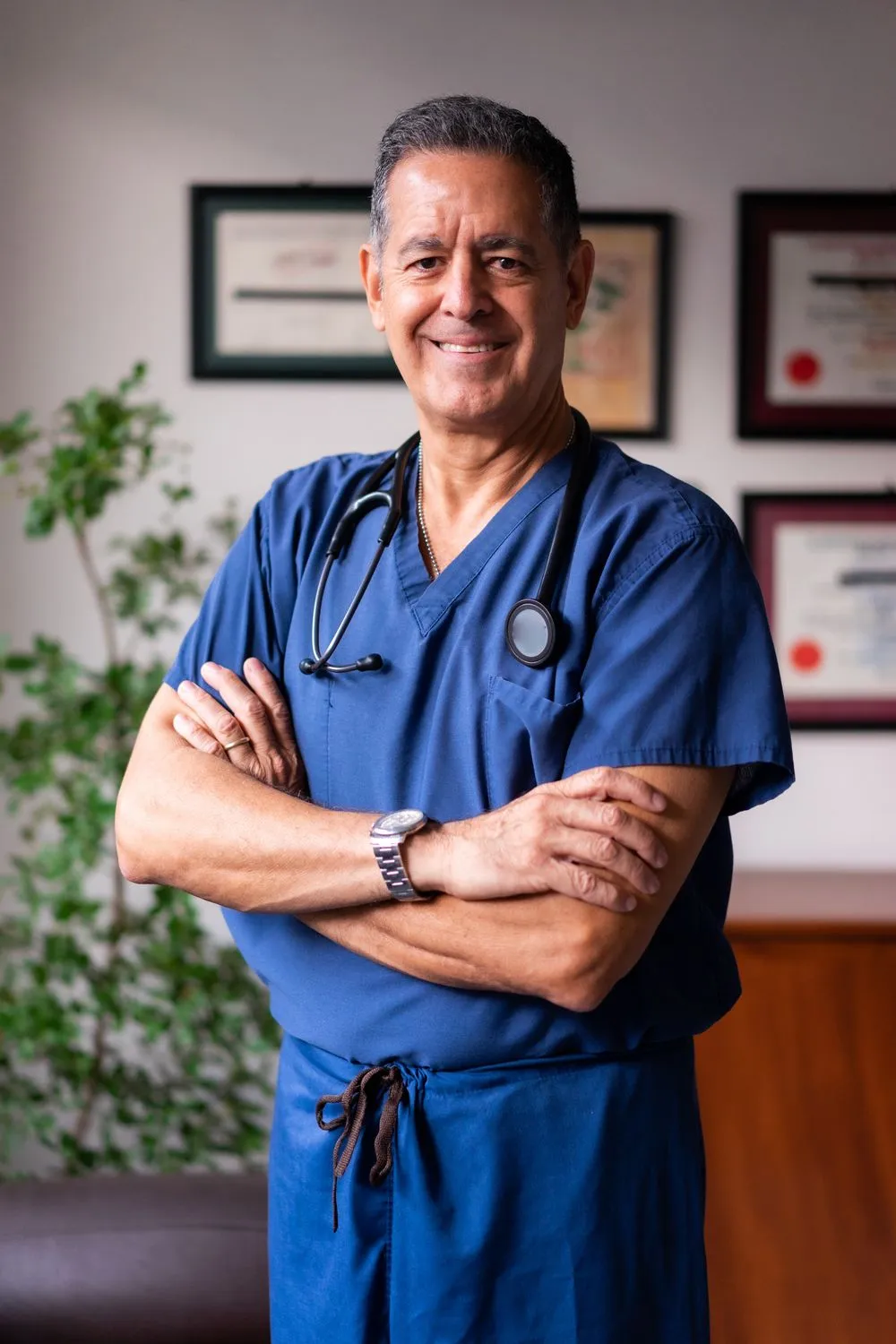 Retrato del Dr. Andrés Mejía, urólogo