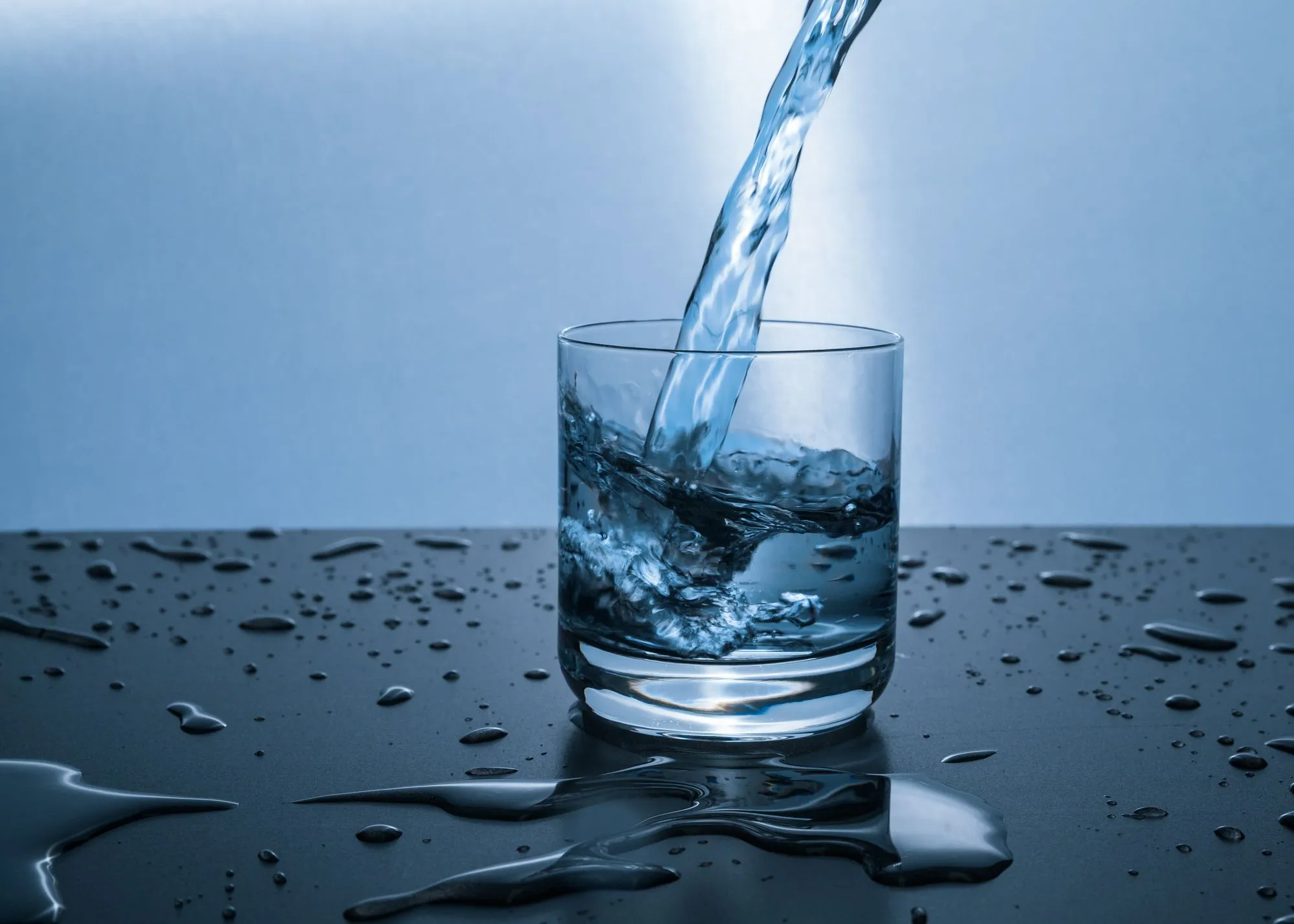 Agua servida en un vaso